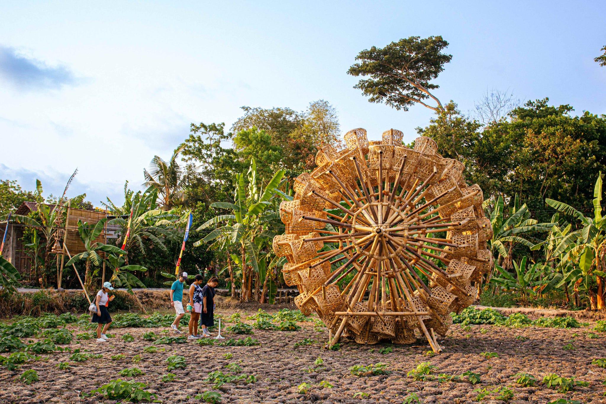 un groupe de personnes marchant autour d'une grande souche d'arbre