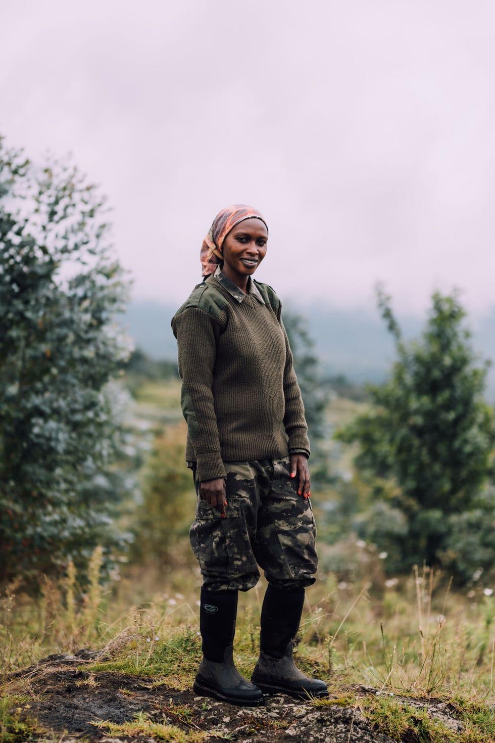 Vêtements d'extérieur, Debout, Arbre, Coiffure, Camouflage militaire, Bois, Uniforme, Photographie, Veste, Forêt,