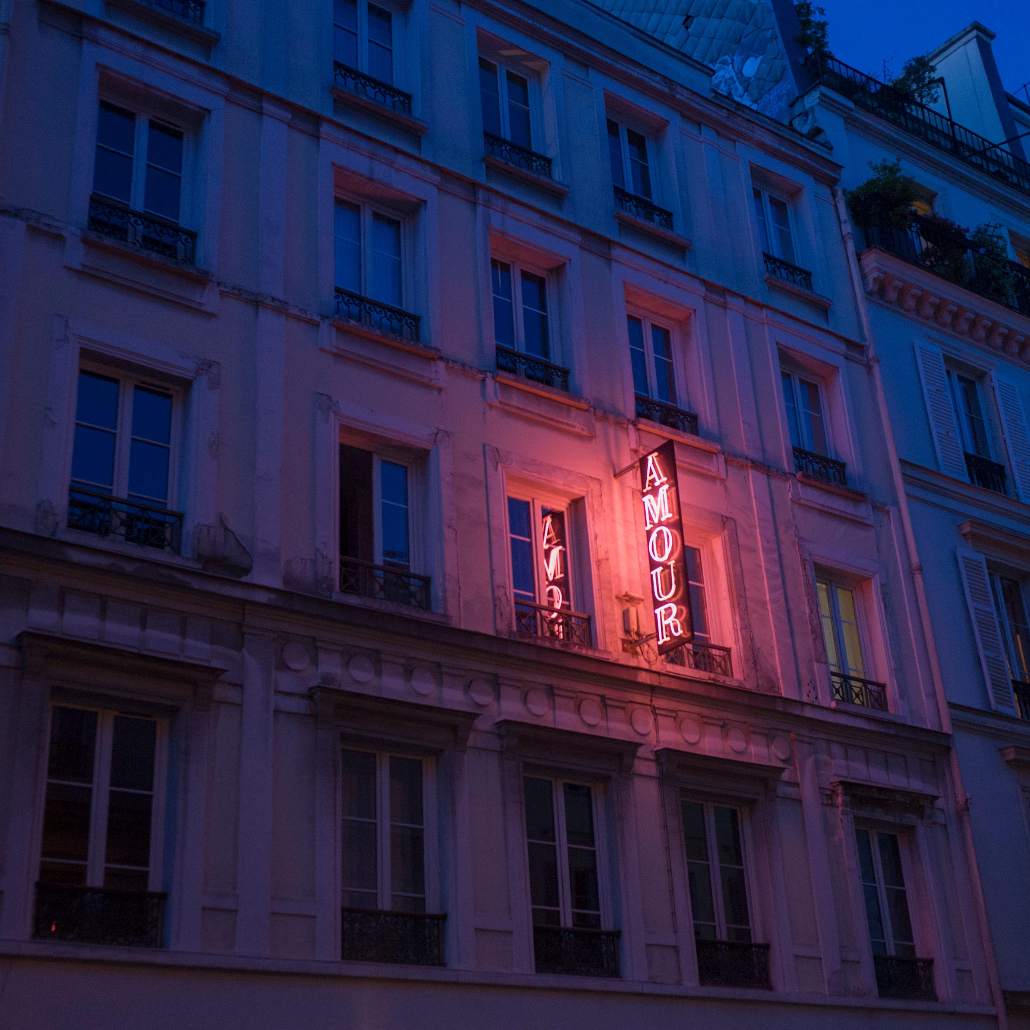 hotel amour paris panneau néon