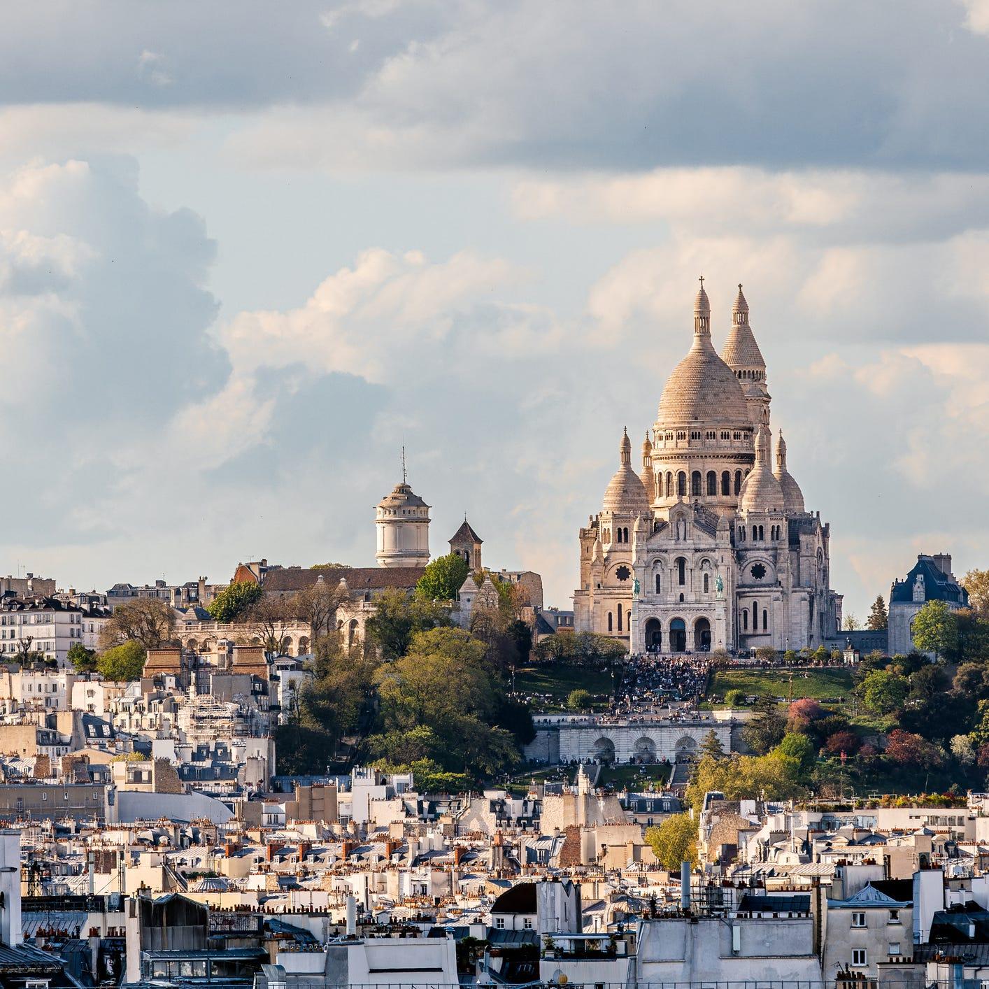 la silhouette de paris avec la basilique du sacré cœur et montmartre, paris, france