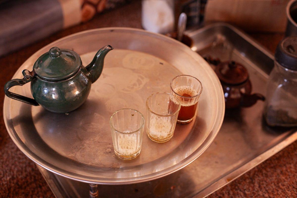 une théière et des verres sur une table