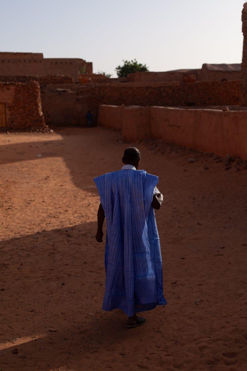 un homme portant une robe bleue