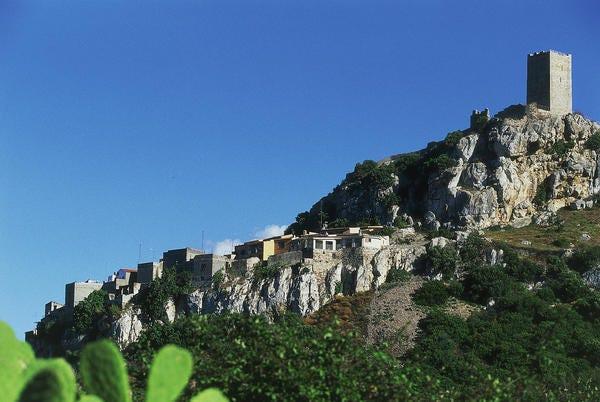 Végétation, Mur, Ciel, Montagne, Roche, Ruines, Station hill, Château, Géologie, Terrain