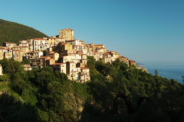 Ville, Côte, Ciel, Établissement humain, Village, Mer, Promontoire, Tourisme, Village de montagne, Terrain