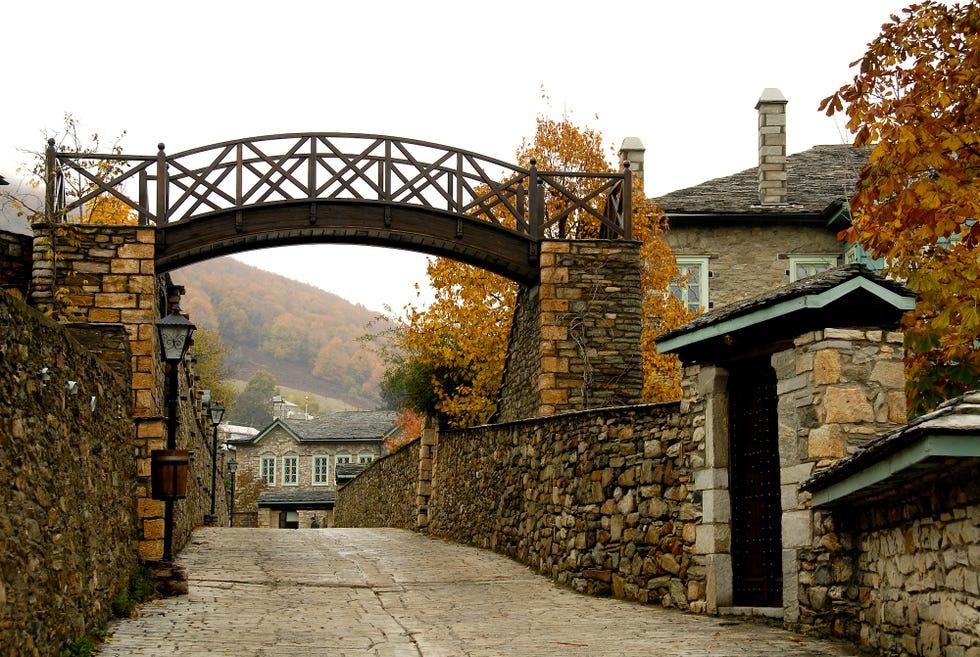 nymfaio, grèce, 26 octobre, entrée principale du village de Nymfaio situé près de Florina, le 26 octobre 2009. Nymfaio, ou Neveska, a été fondé vers 1385 par des voyageurs vlachs, qui se sont réfugiés dans les montagnes après de lourdes batailles contre les ottomans. Jusqu'au début du XVIIe siècle, leur principale source de revenus était les raids sur les domaines des plaines. Vers 1630, le village devient un centre de métier de l'argent, connu dans tout la Macédoine pendant les trois siècles suivants. Nymfaio est un village montagnard, situé à 1350 m d'altitude, dans les densément boisés monts Verno. Le village est protégé par le ministère grec de la culture afin de préserver son intégrité architecturale. Photo par Athanasios Gioumpasis / Getty Images