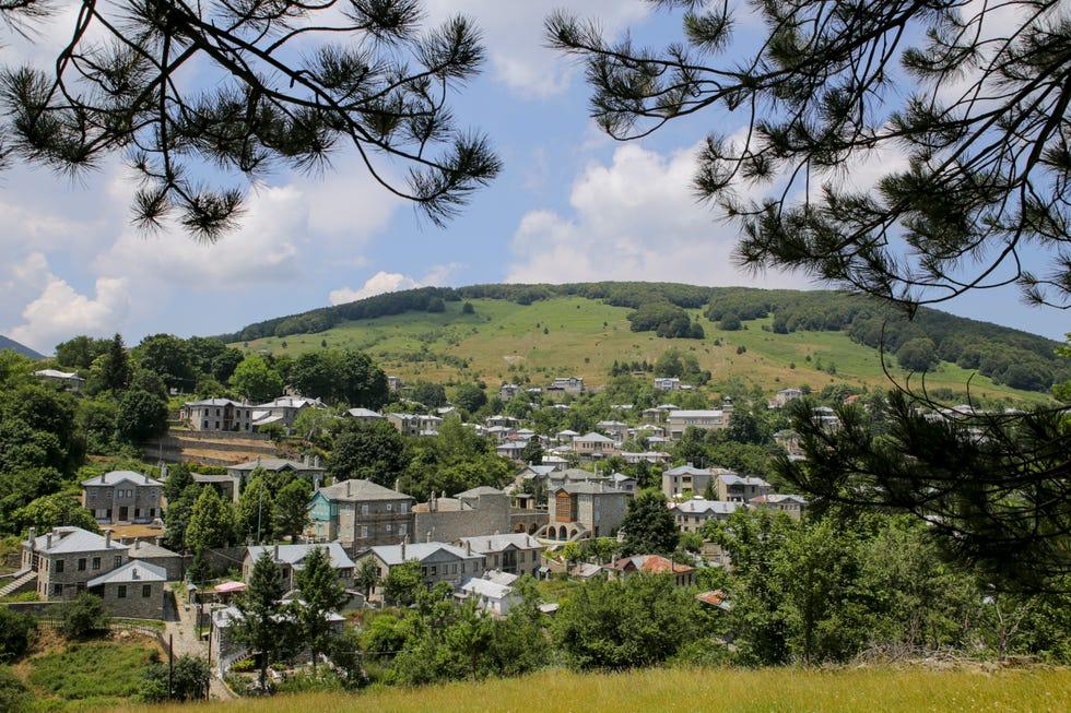 nymfaio, grèce, 02 juillet, vue générale du village de Nymfaio, le 02 juillet 2016, en Grèce. Nymfaio est un village macédonien situé dans un paysage naturel époustouflant sur la crête du Mt Vernon ou Vitsi, une settlement traditionnelle aristocratique restaurée. C'est l'une des meilleures destinations de vacances d'hiver en Grèce. Le village est protégé par le ministère grec de la culture afin de préserver son intégrité architecturale. Photo par Athanasios Gioumpasis / Getty Images