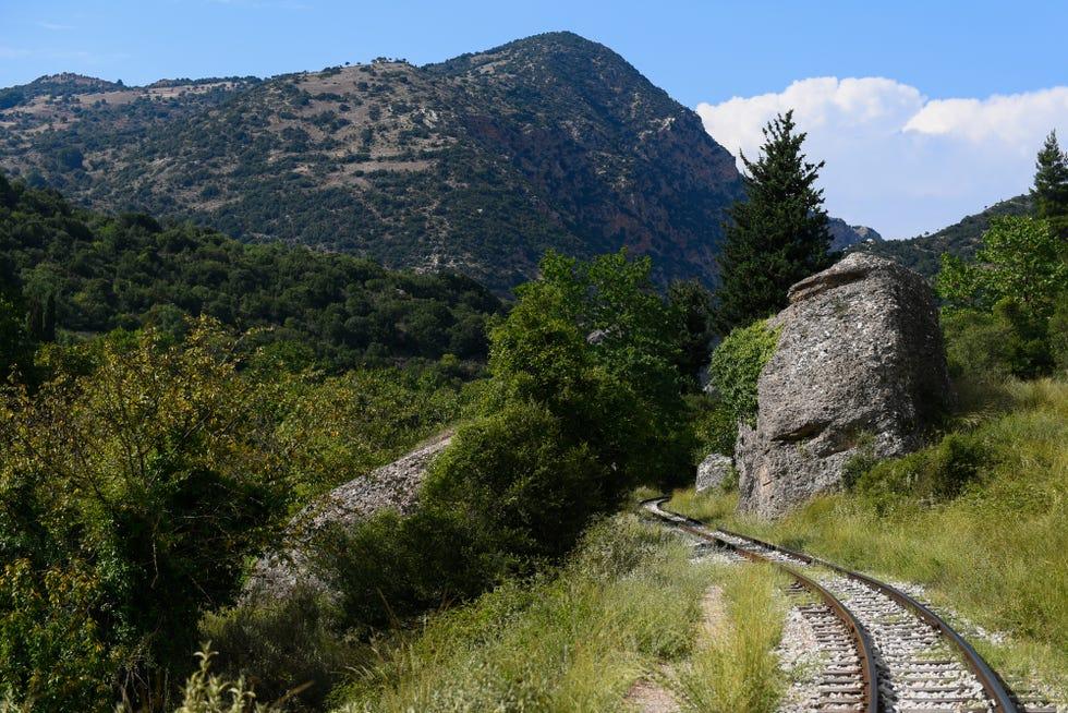 kalavryta, grèce, 14 août 2018, une vue de la gorge de Vouraikos lors du voyage en train à crémaillère de Kiakofto à Kalavryta à travers la gorge de Vouraikos. Le chemin de fer à crémaillère a été construit en 1895 et c'était l'un des projets les plus ambitieux de l'époque. C'est l'un des chemins de fer les plus étroits au monde, avec une largeur de 75 cm et c'est la ligne de chemin de fer la plus montagneuse de Grèce. Avec les rails du train, il y a un chemin qui était auparavant utilisé par les résidents locaux, et aujourd'hui, le même chemin est marqué comme le chemin européen E4 utilisé par les randonneurs grecs et étrangers. Photo par Omar Marquez / Sopa Images / LightRocket via Getty Images