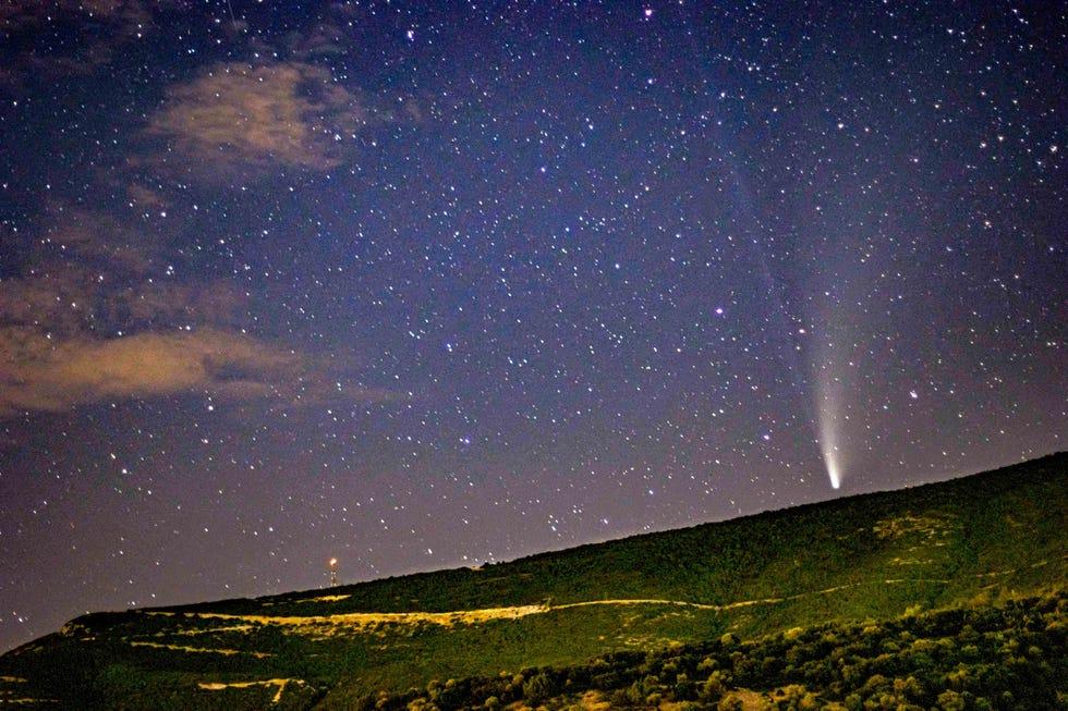 comète C/2020 F3 NEOWISE à sa distance la plus proche de la Terre, au-dessus des montagnes près de la ville de Toxotes dans la région de Xanthi, en Thrace, et sur la rivière Néstos dans le nord de la Grèce. Pendant la nuit entre les étoiles avec une traîne brillante le 23 juillet 2020. C/2020 F3 Neowise, ou comète Neowise, est une comète à longue période avec une orbite presque parabolique découverte le 27 mars 2020 par des astronomes. En juillet 2020, la comète est suffisamment brillante pour être clairement visible à l'œil nu. Photo par Nicolas Economou / NurPhoto via Getty Images