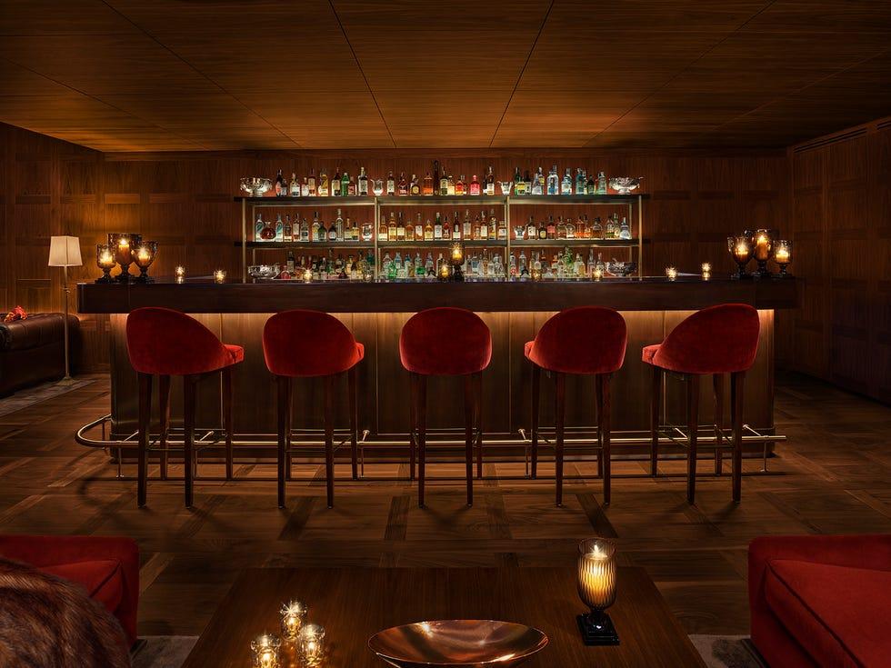 un bar avec un grand comptoir et des chaises