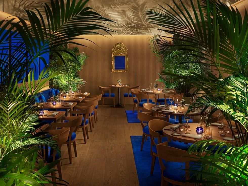 une salle avec des tables et des chaises