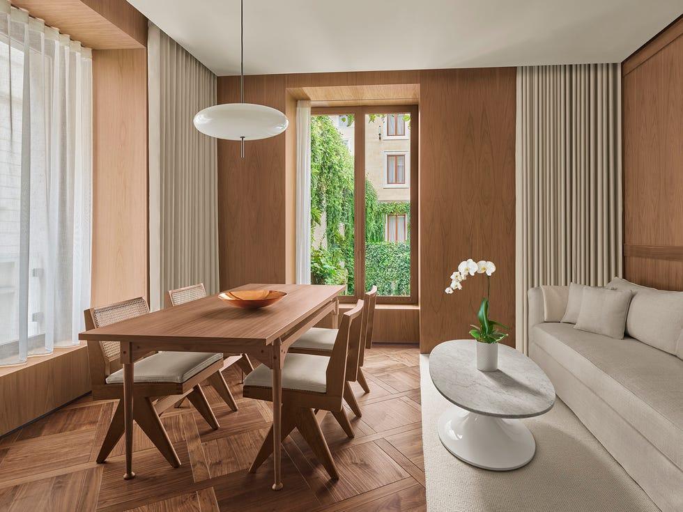 une salle à manger avec une table et des chaises