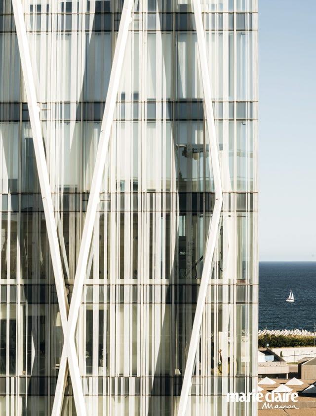 Architecture, Rideau, Arbre, Textile, Façade, Design d'intérieur, Ligne, Bâtiment, Traitement de fenêtre, Fenêtre, 