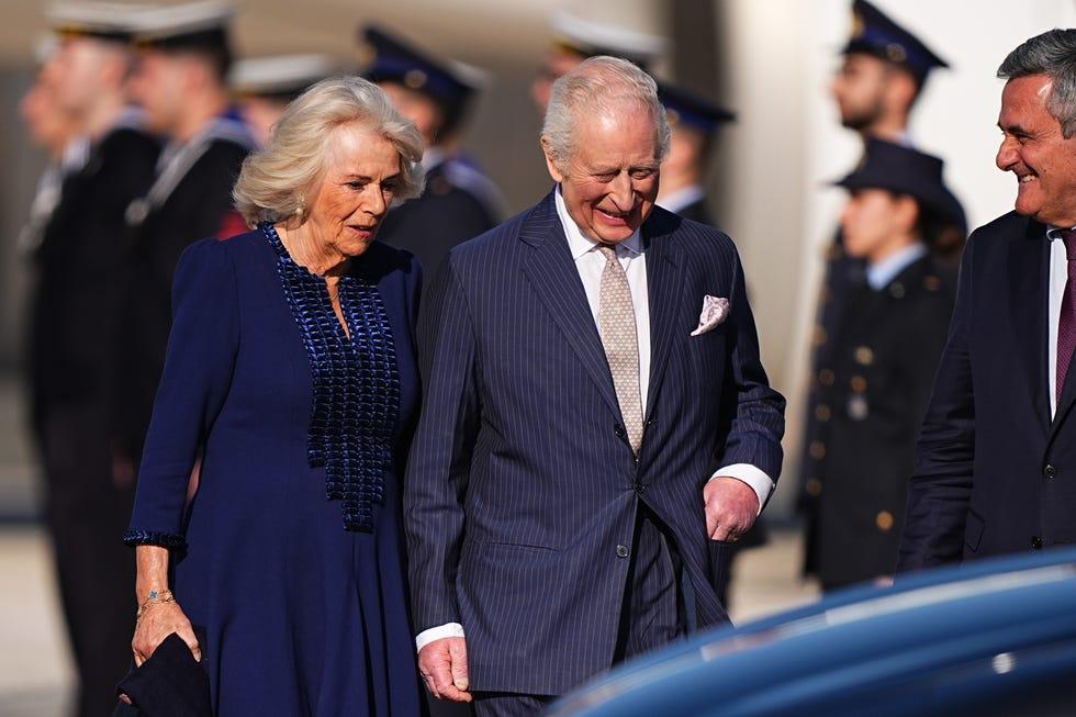 le roi charles iii et la reine camilla arrivant à l'aéroport international giovan battista pastine, à rome, pour commencer leur visite d'état de quatre jours en italie. date de la photo : lundi 7 avril 2025. (photo par aaron chown/pa images via getty images)