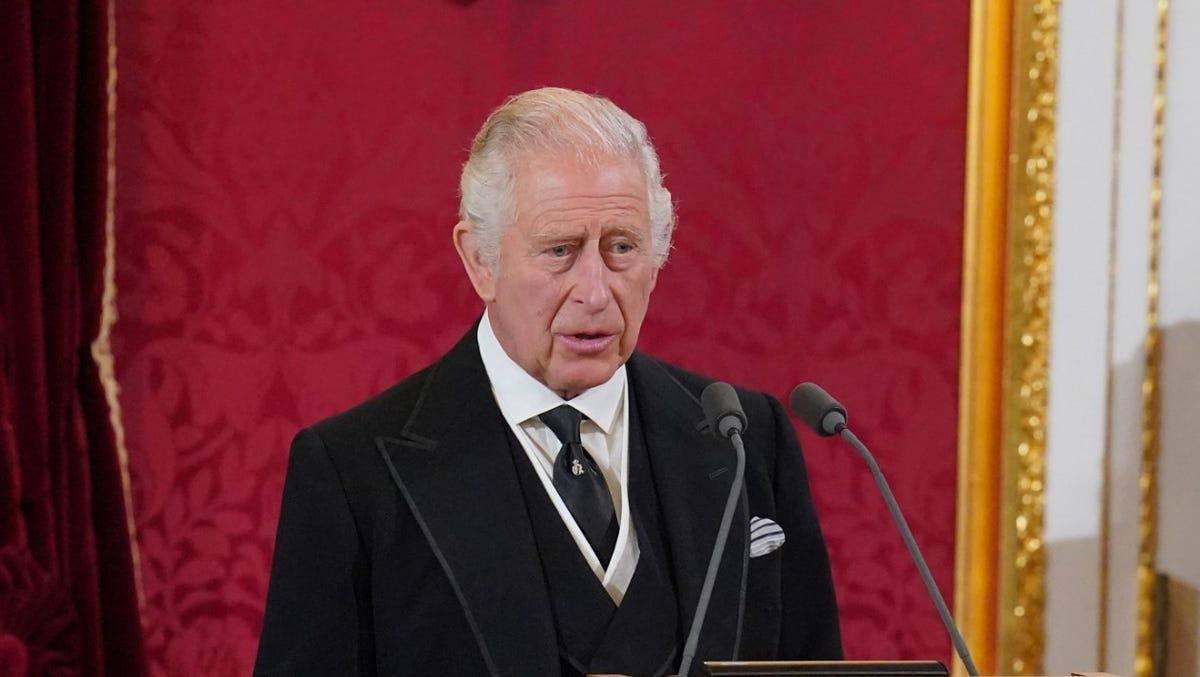 le roi charles iii et la reine camilla arrivant à l'aéroport international giovan battista pastine, à rome, pour commencer leur visite d'état de quatre jours en italie. date de la photo : lundi 7 avril 2025. (photo par aaron chown/pa images via getty images)