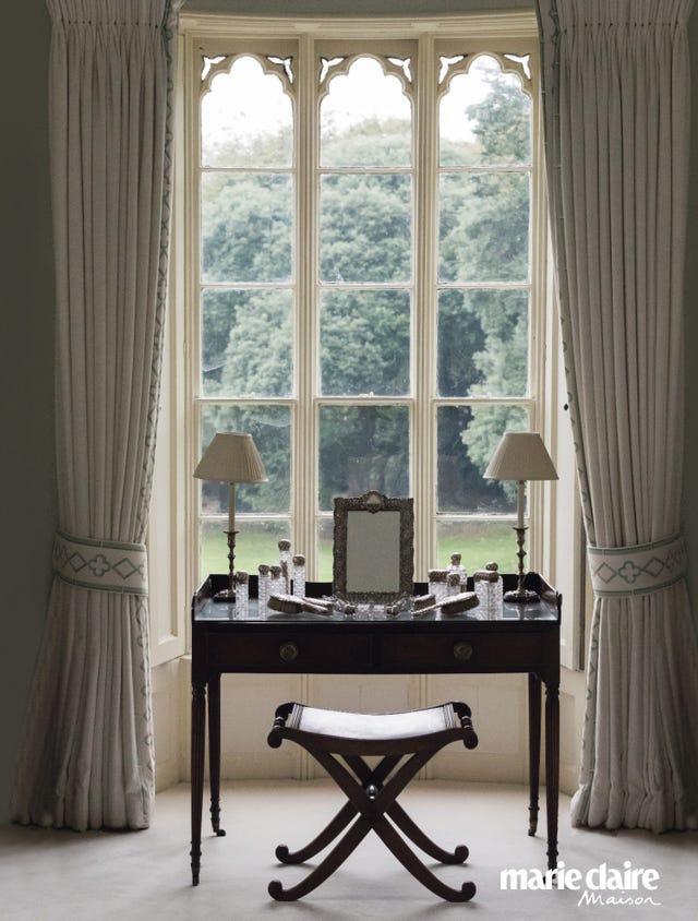 Rideau, Mobilier, Design d'intérieur, Traitement de fenêtres, Salle, Fenêtre, Table, Propriété, Bureau, Bâtiment