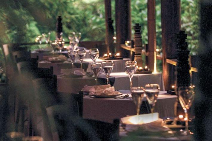 un ensemble de tables avec des verres dessus