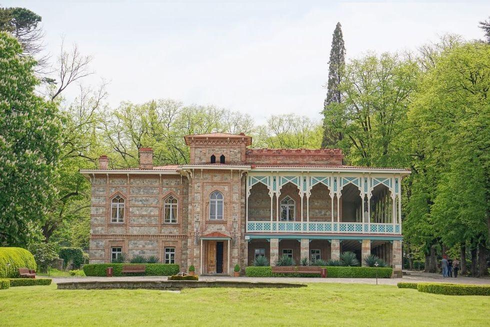 un grand bâtiment avec une tour