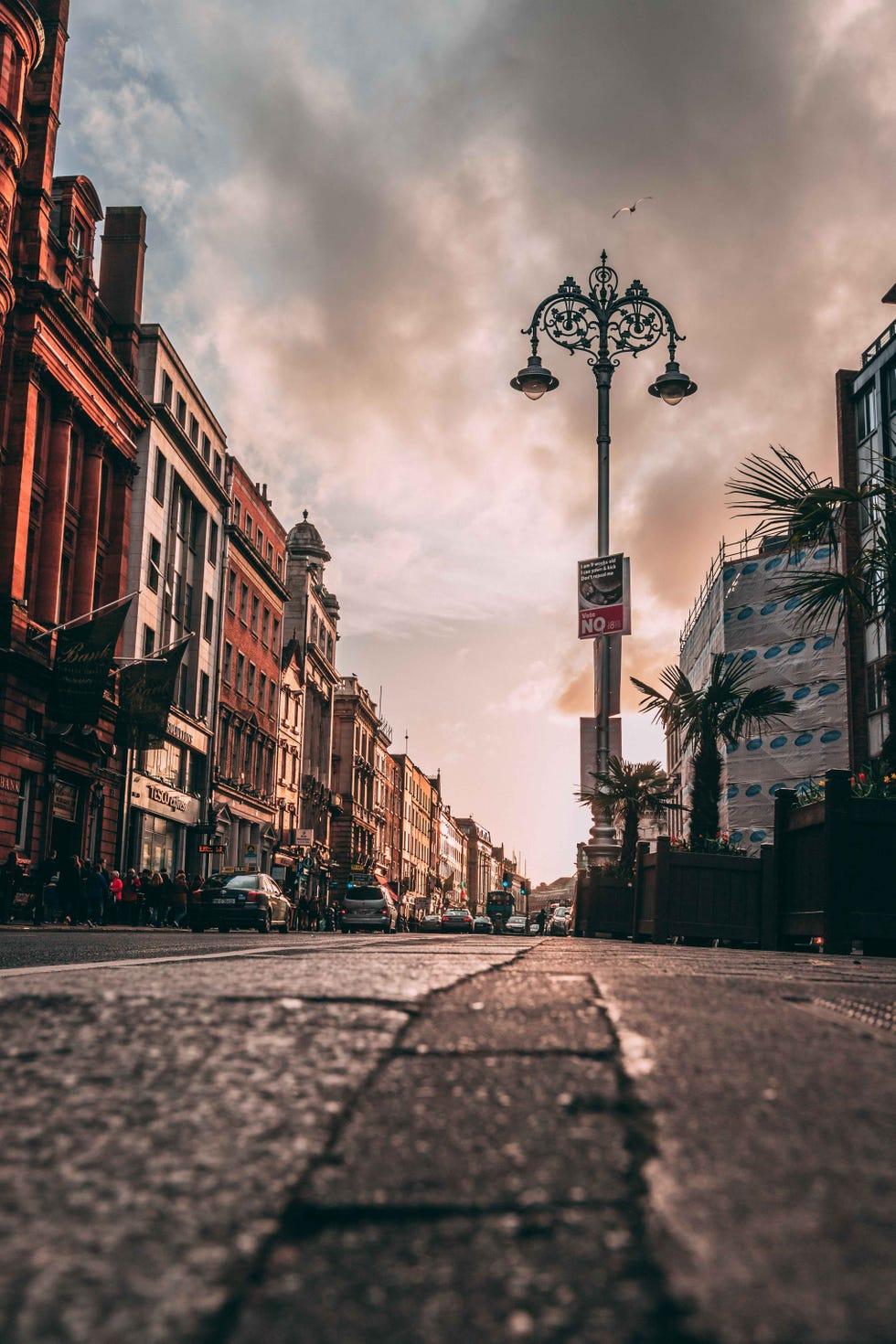 Ciel, Nuage, Ville, Lampadaire, Zone urbaine, Rue, Architecture, Atmosphère, Arbre, Route
