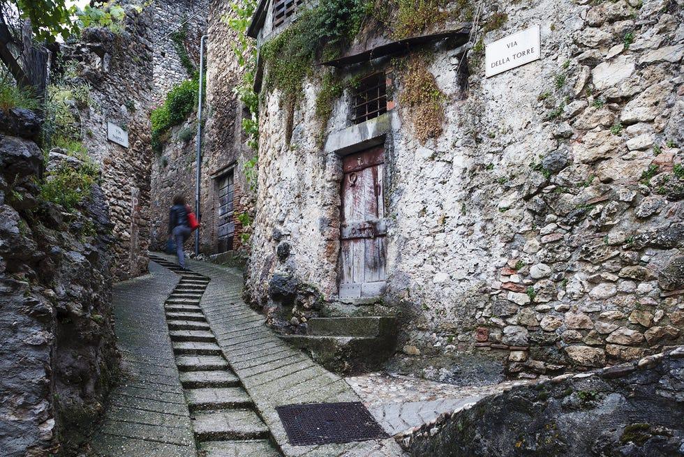 Mur, Arbre, Bâtiment, Rue, Architecture, Roche, Allée, Tourisme, Mur en pierre, Route