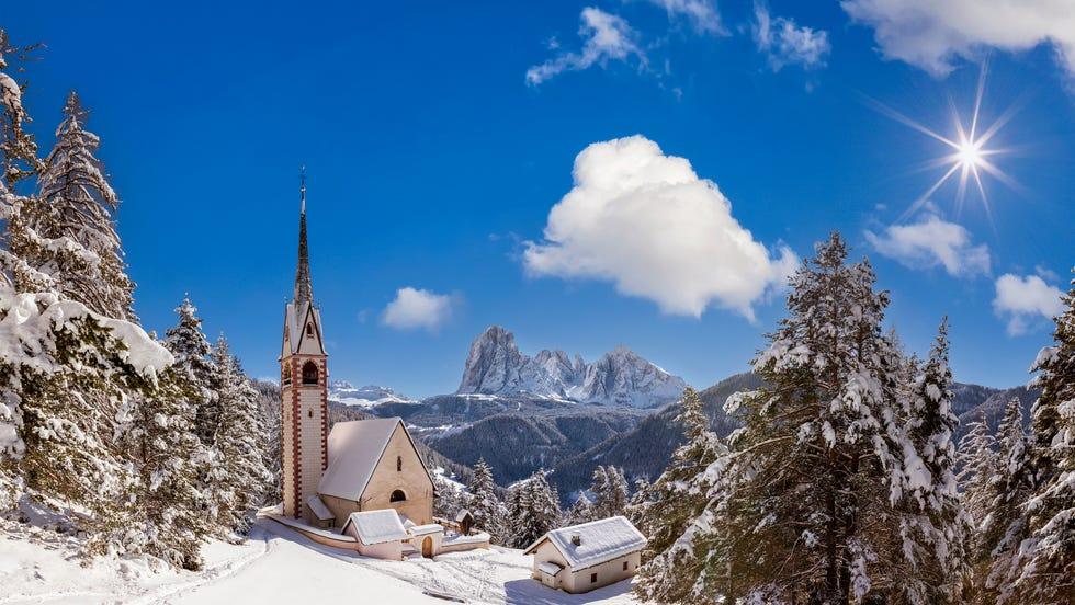 église de saint jacques au-dessus de val gardena dans les dolomites église de san giacomo à ortisei