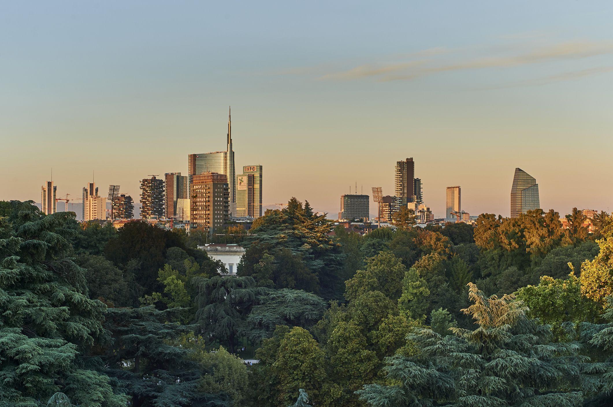 Milan est principalement connue pour sa cathédrale, sa galleria Vittorio Emanuele II de facto, le centre commercial le plus prestigieux d'Italie et son mode de vie, mais ces dernières années, quelques gratte-ciels ont vu le jour, offrant à la capitale économique de l'Italie une magnifique ligne d'horizon que quelques starchitectes ont contribué à développer avec leur génie, intégrant parfaitement les nouveaux bâtiments avec le cadre urbain traditionnel. Sur cette image, l'horizon du quartier Porta Nuova, avec des monuments tels que la tour Unicredit, la tour Samsung Diamond et le célèbre bâtiment Bosco Verticale. La photo a été prise au coucher du soleil, depuis une terrasse proche du parc Sempione, le plus grand parc urbain de Milan.