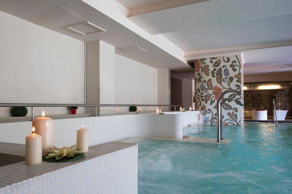 Propriété, Bâtiment, Piscine, Design d'intérieur, Chambre, Plafond, Architecture, Maison, Sol, Carrelage, 