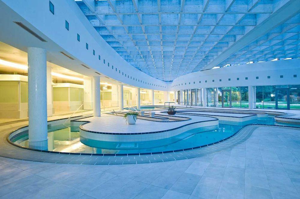 Piscine, Centre de loisirs, Bâtiment, Architecture, Loisirs, Plafond, Hall, Design d'intérieur, Thermes, Hôtel, 