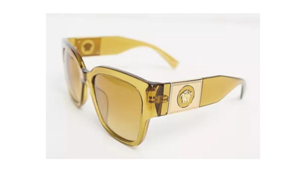 Que porter en vacances, les lunettes de soleil carrées Versace