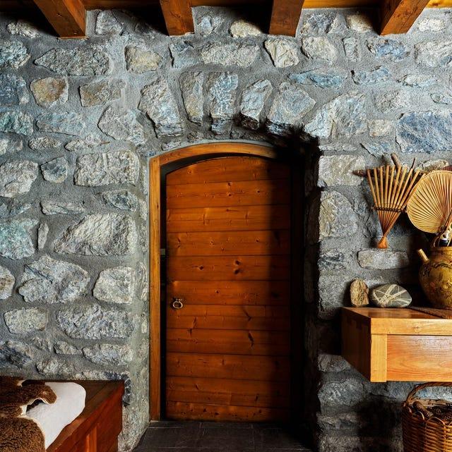 une porte dans une pièce en pierre