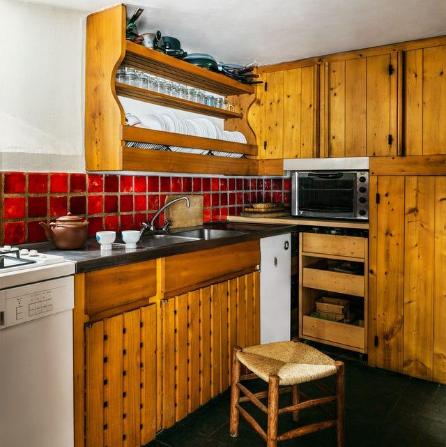 petite kitchenette en bois avec dosseret en carrelage rouge