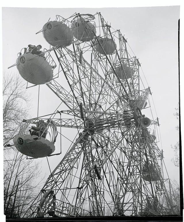 Grande roue, Noir-et-blanc, Photographie monochrome, Attraction touristique, Photographie de stock, Photographie, Loisirs, Plante, Monochrome, Style