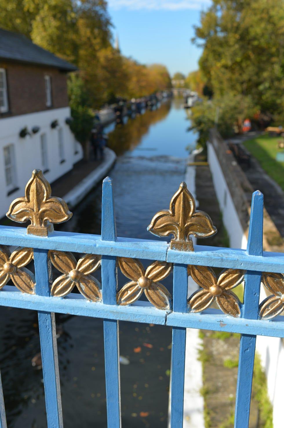 Voie navigable, Garde-fou, Canal, Réflexion, Fer, Cadenas, Roue, Clôture, Métal, Feuille,