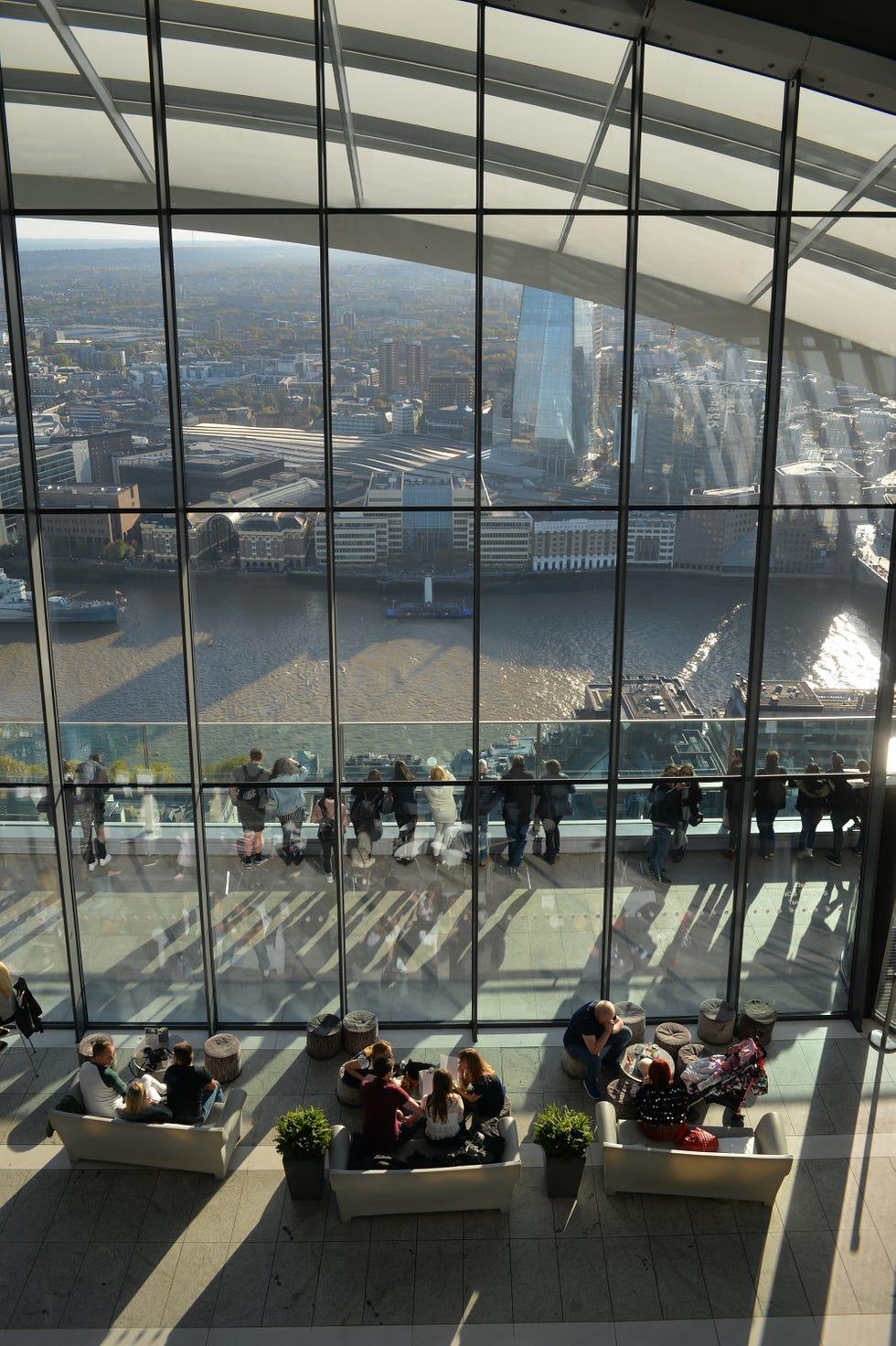 Architecture, Verre, Ciel, Bâtiment, Lumière du jour, Fenêtre, Réflexion, Attraction touristique, Ville, Métal,