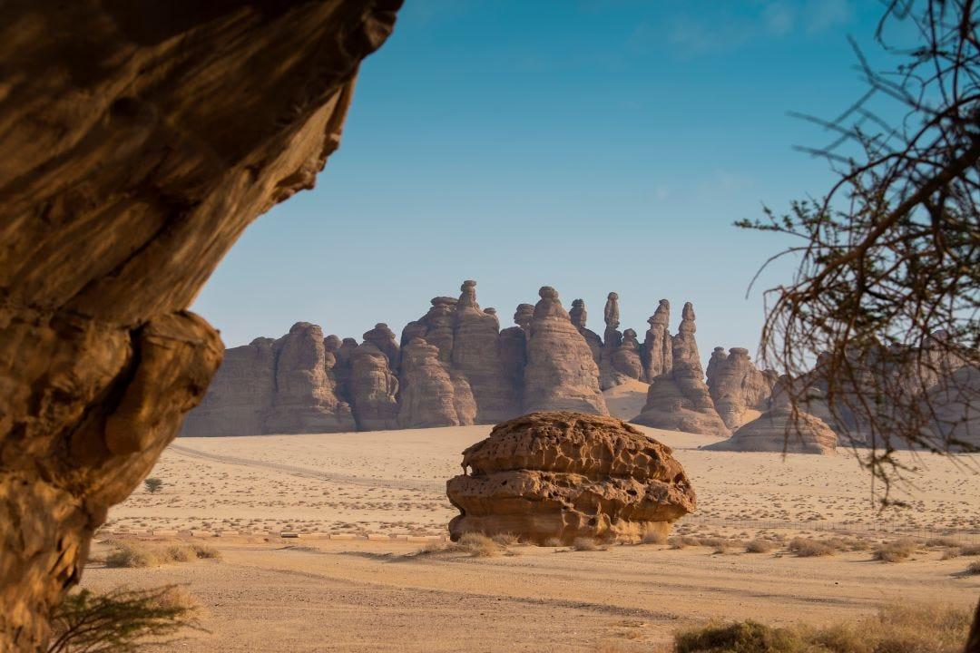 paysage désertique mettant en vedette des formations rocheuses uniques et du sable