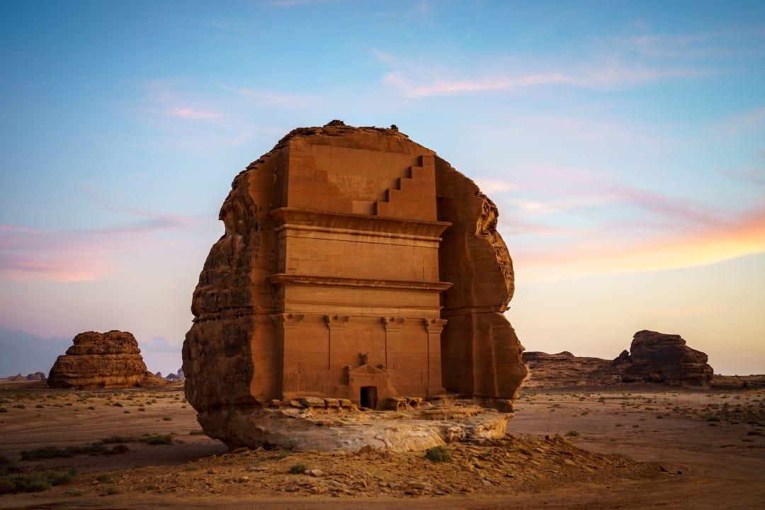 tombes anciennes taillées dans la roche dans un paysage désertique