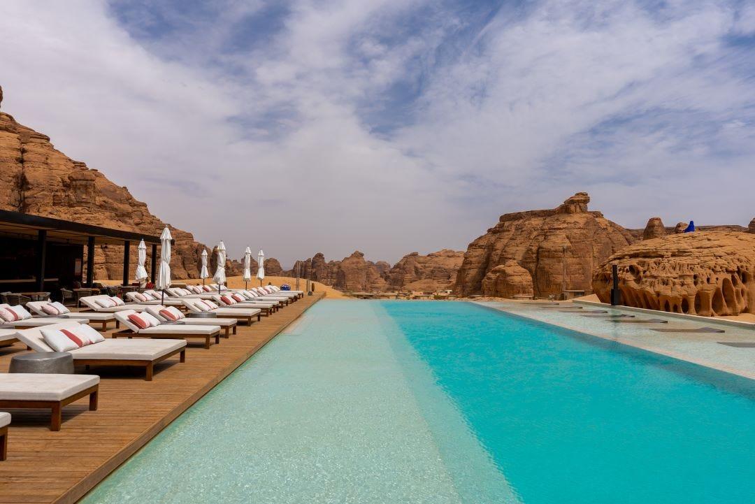 piscine de resort de luxe surplombant le paysage désertique