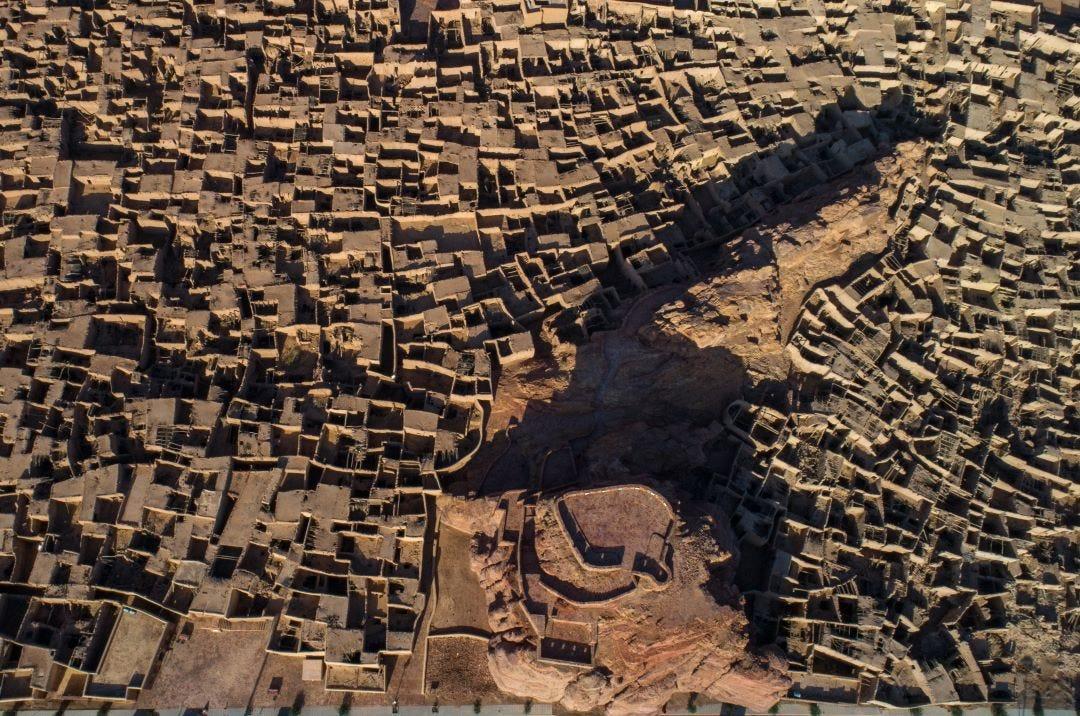 vue aérienne d'un ancien village densément construit avec des structures en adobe