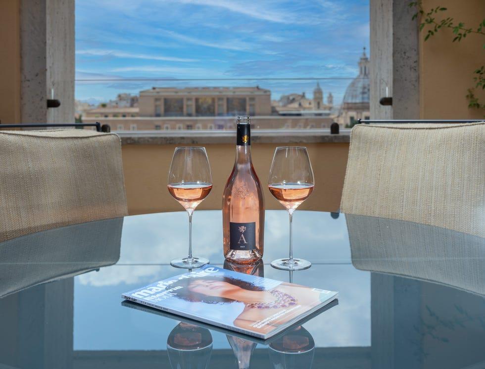 une table avec des verres à vin et une bouteille de vin dessus