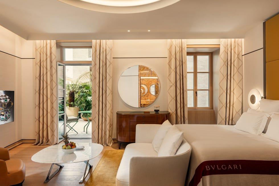 une chambre avec un grand miroir