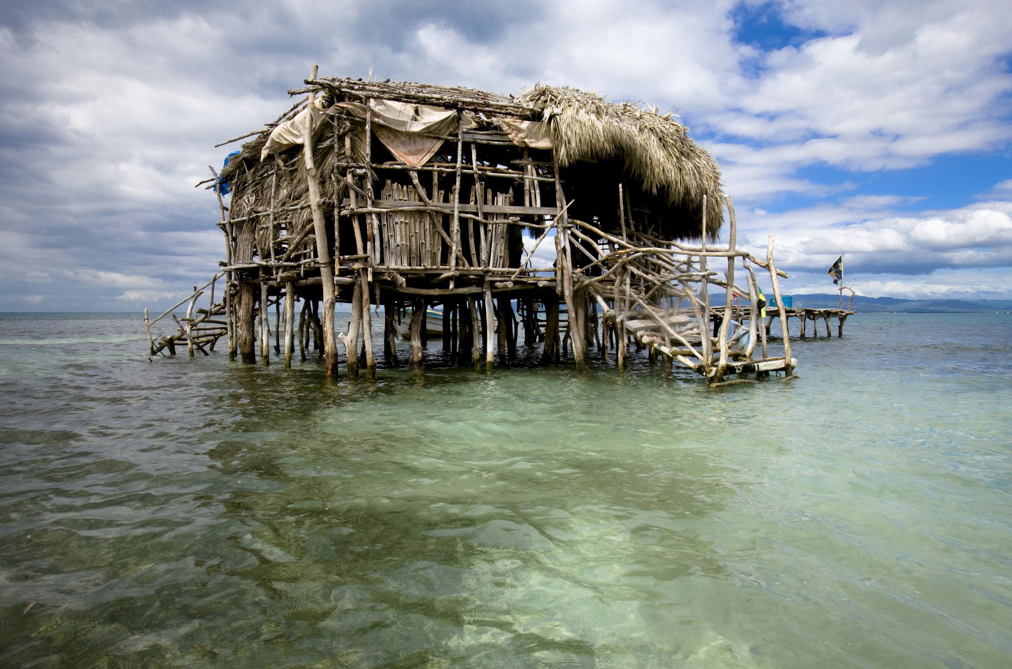 Floyd’s Pelican Bar è un capanno rustico nel mezzo dell’oceano ©Paul Piebinga/Getty Images