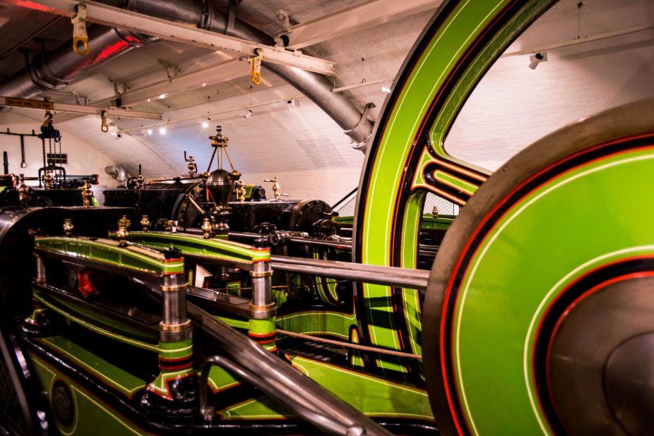 <strong>Good working condition:</strong> The green steam engines were hand-painted and remain in good condition. 