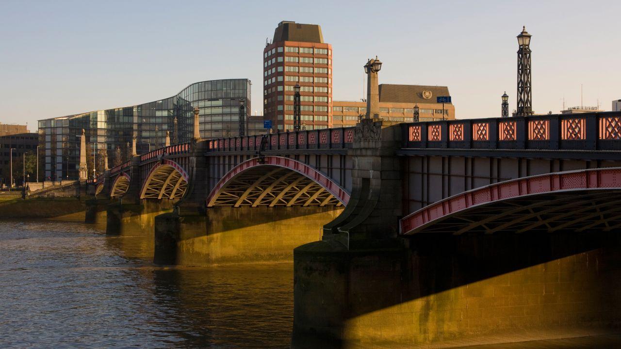 Can you spot the pineapples on Lambeth Bridge?